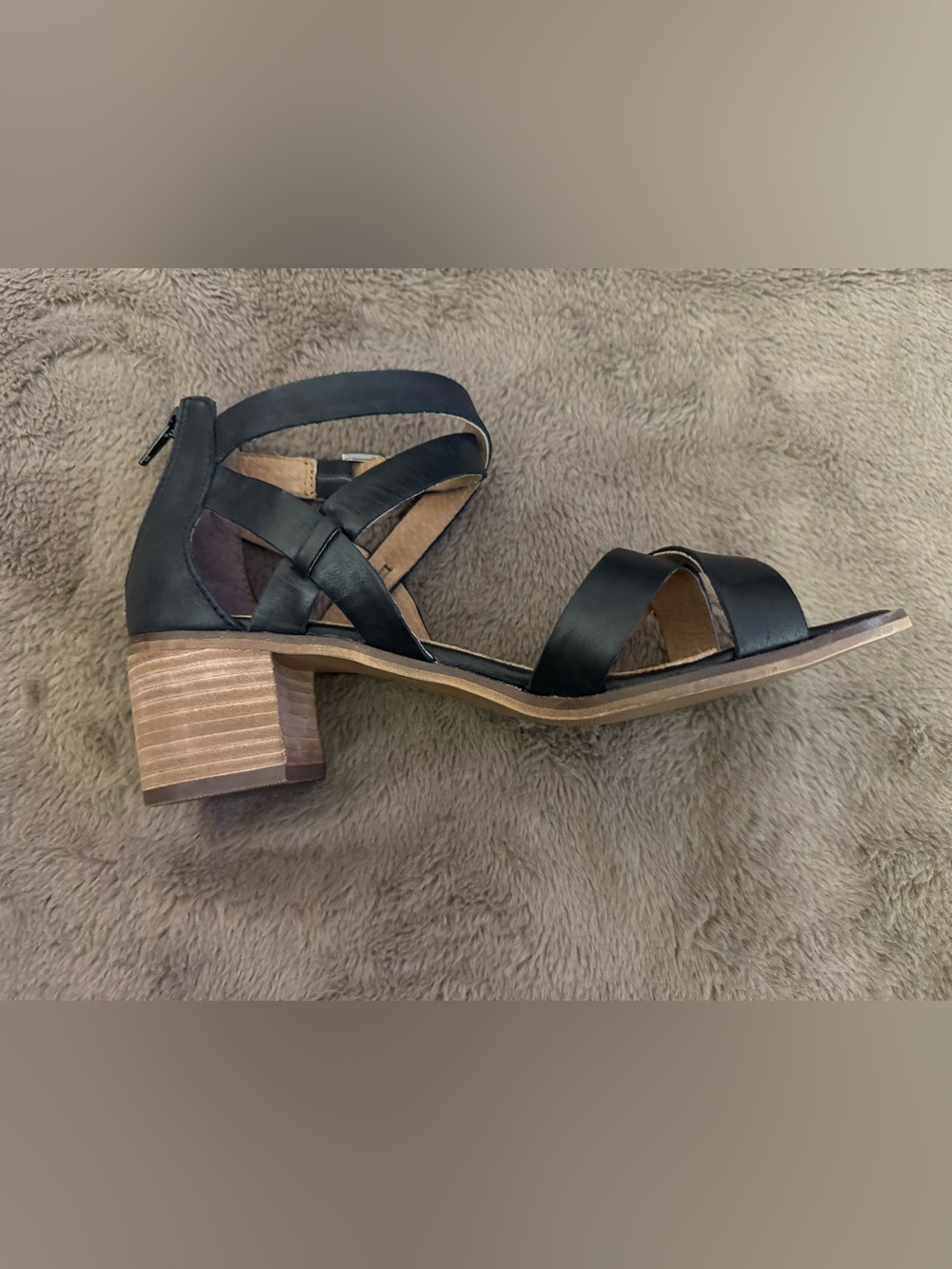 le chateau brand new leather Black crisscross ankle strap Block Heel Sandals